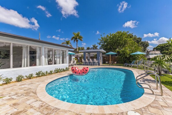 Pool/wet bar view