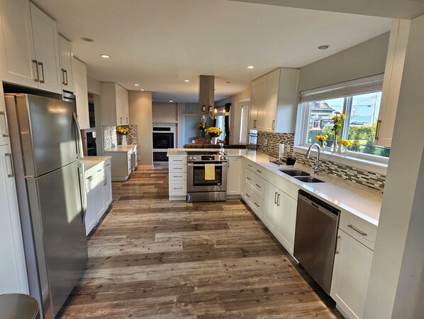 Full kitchen with everything that you need to cook a great meal. 