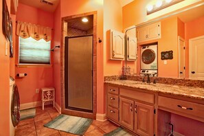 Master bathroom downstairs/washer and dryer in this area 