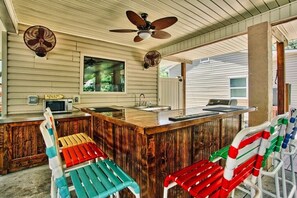 Custom built outdoor bar, all grilling utensils, TV, Mini fridge, ice maker 