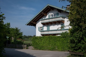 Neu gestaltete Ferienwohnung Geißler, 63 qm, mit überdachtem Balkon-Haus Pfarrer-Wüst-Straße 10, Westseite
