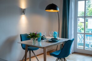 Neu gestaltete Ferienwohnung Geißler, 63 qm, mit überdachtem Balkon-Essgruppe
