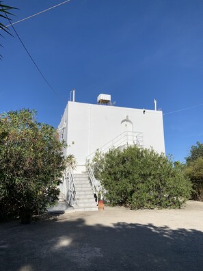 The house and the entrance of the apartment