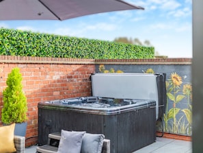 Hot tub | Foreman’s Cottage, Beverley