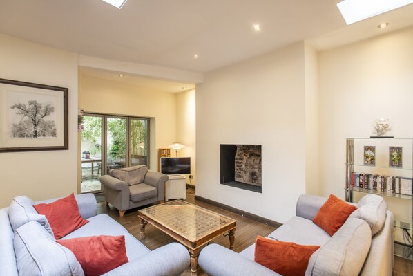 Living Room with fireplace