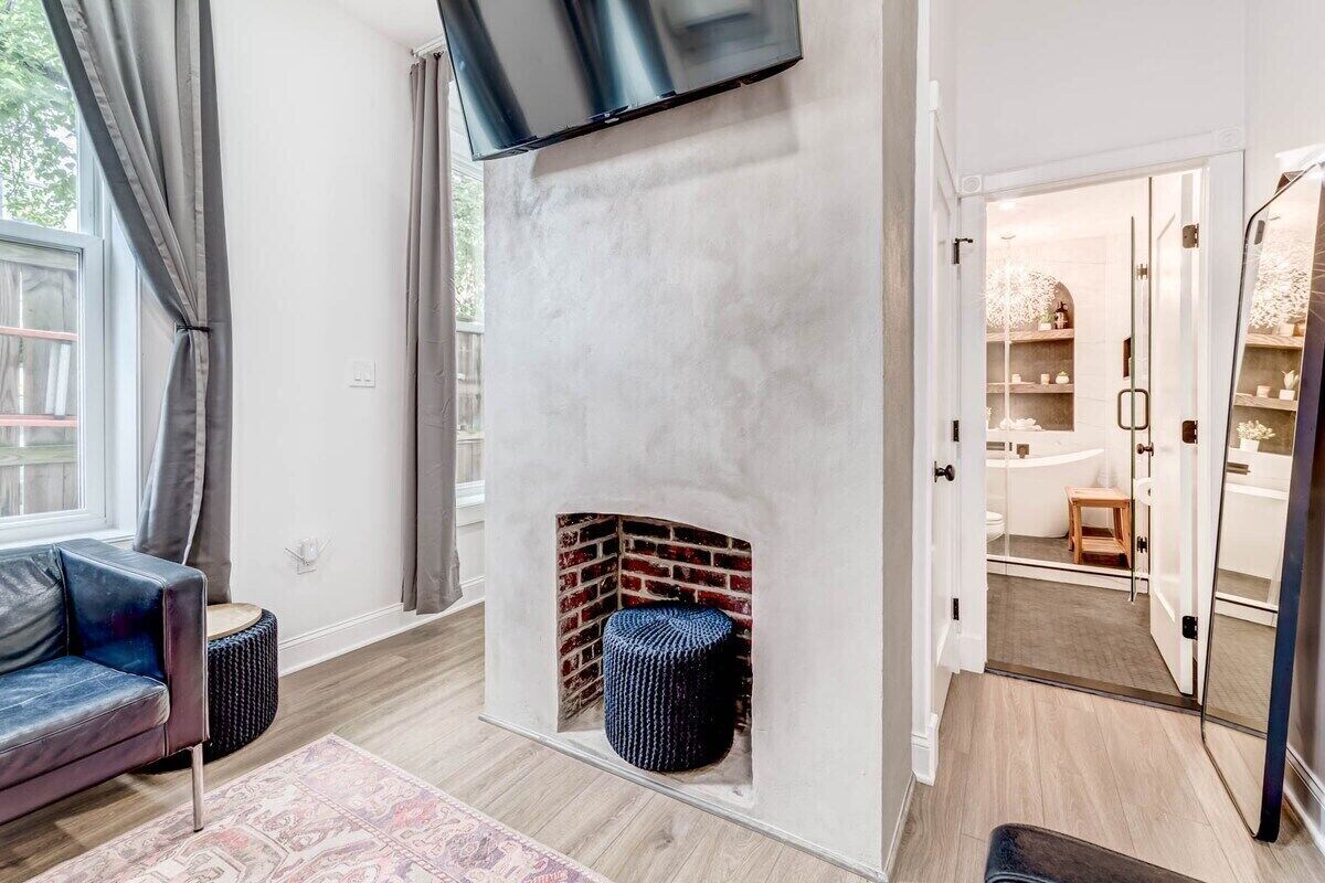 Insta-worthy Studio w/Amenities, King St: .1 mi