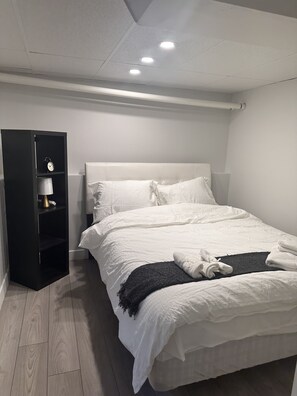 Second bedroom with a queen size bed