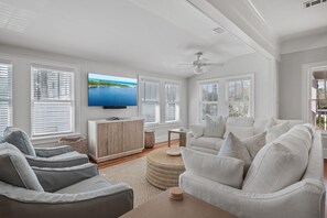 The Cottage - Blue Mountain Beach - Living Room