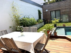 Le jardin avec sa terrasse et son mobilier pour profiter de l'extérieur