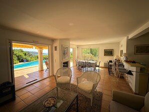 Living/dining room