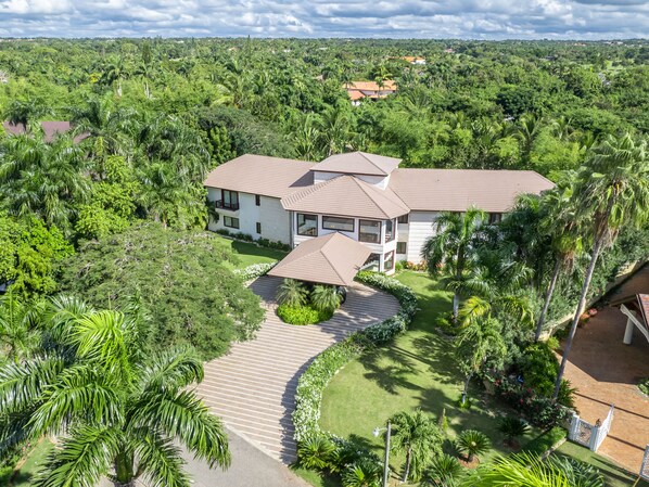 Embrace paradise at the entrance of this stunning villa.