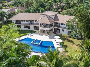 It enjoys an immense outdoor space.