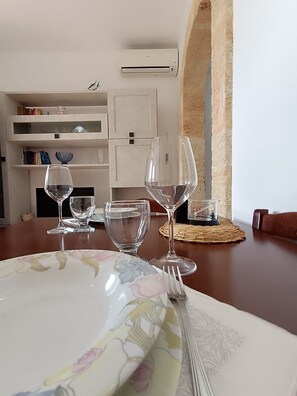 sala da pranzo con tavolo apribile a portafoglio, aria condizionata