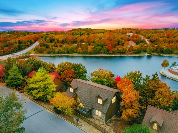 Escape to Whitetail Lodge by Relax and Renew Rentals near Table Rock Lake in Branson’s Ozark Mountains! Enjoy stunning lake views, resort-style pools, championship golf, quick access to Silver Dollar City, Indian Point Marina and Branson’s top attractions!