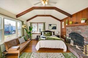Studio | Queen Bed | Full Futon | Fireplace (Decorative Only)