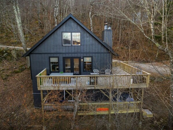 1/4 mile to the slopes. Just renovated fall 2023