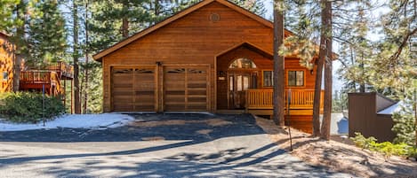 Cabin with views of the mountain!