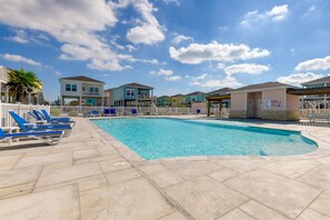 Community Amenities | Outdoor Pool | Boat Washing Station