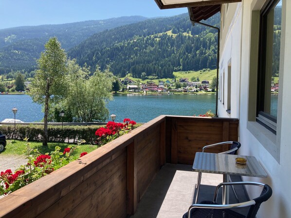 Balkon mit Meerblick und Bergblick