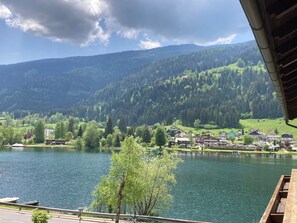 Balkon mit Meerblick, Bergblick.