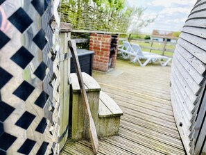 Armadilla 1 Hot tub (optional extra to book), BBQ & loungers