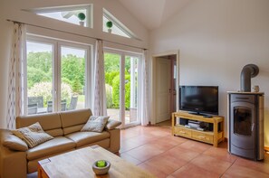 Wohnbereich - Blick auf Terrasse und Garten