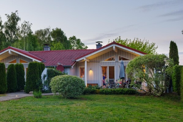 Blick auf das Ferienhaus mit Terrasse vom Garten aus