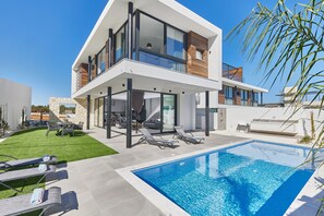 Garden with barbecue, worktop area, seating area, shower, sunloungers and Pool