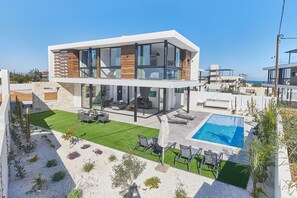 Garden with Lawn Area