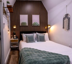 Detached 4th bedroom with Smart TV, ac and smart Alexa device