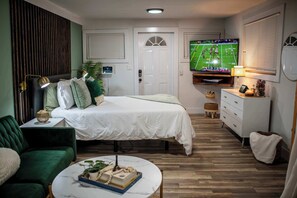 Queen bed, Smart TV with full cable, PlayStation 5, Alexa Smart Device, etc.