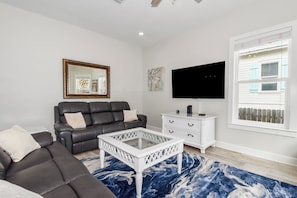 Pearl By The Sea - Living Area