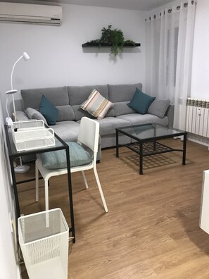 Sofa cama en el salón y mesa de trabajo