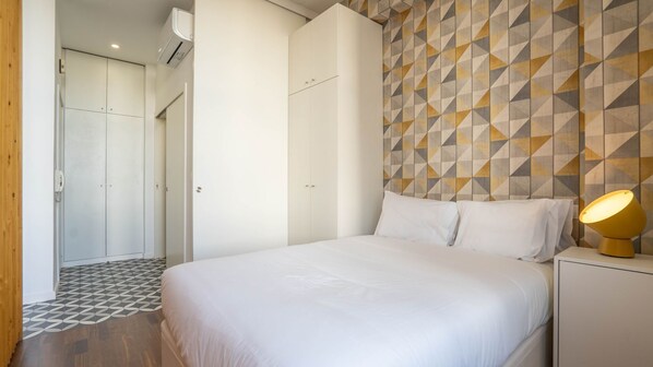 An inviting and well-appointed bedroom with a plush double-size bed, soft linens, and tasteful decorations #bright #lovely
