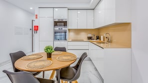 This kitchen is fully equipped with all the appliances needed to prepare delicious meals and enjoy the stay
#kitchen #modern #elegante #sleek #algarve #portugal