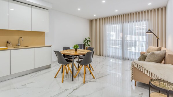The open space kitchen and living area are perfect for socializing and enjoying the good amount of light in this bright apartment
#kitchen #modern #sleek #algarve #portugal