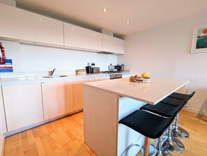 kitchen/breakfast bar