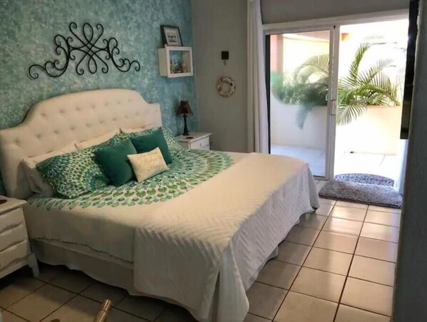 Comfortable King bed, private sliding glass entry doors, Wi-fi, TV, A/C...