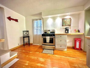 Full kitchen 