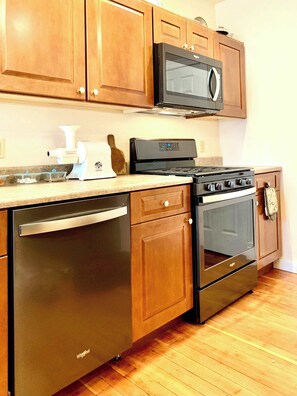Full kitchen with high end appliances, including full gas oven and 5 burner cook top. 