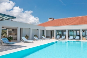 Sonnenliegen rund um den privaten beheizten Pool auf der sonnigen Terrasse der modernen dalmatinischen Villa zur Miete Brachia 1 mit Sauna