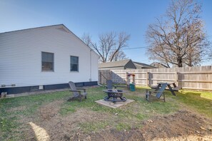 Private Yard | Swing Grill on Fire Pit | Nearby Tennis/Basketball Courts