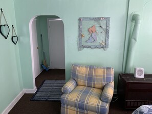 Home Decor, Furniture, Rug, Indoors, Living Room