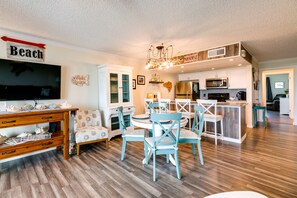 Dining Area | Dining Table | Dishware/Flatware