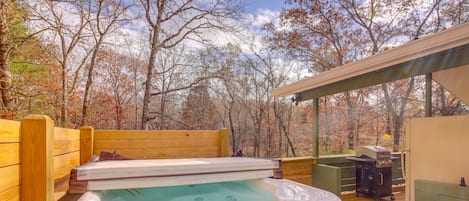 Chattanooga Vacation Rental | 2BR | 1BA | 1,050 Sq Ft | 1 Exterior Step Required