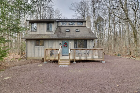 Pocono Pines Vacation Rental | 3BR | 2BA | 1,272 Sq Ft | 3 Steps to Enter