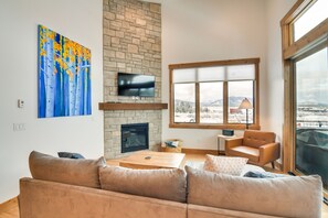 Living Room | Smart TV | Fireplace | Heated Floors | Central Heating