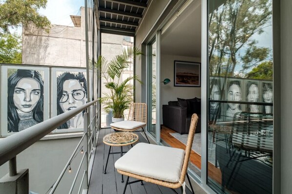 Balcony with street view to Parque España