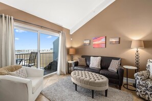 Living Area w Balcony