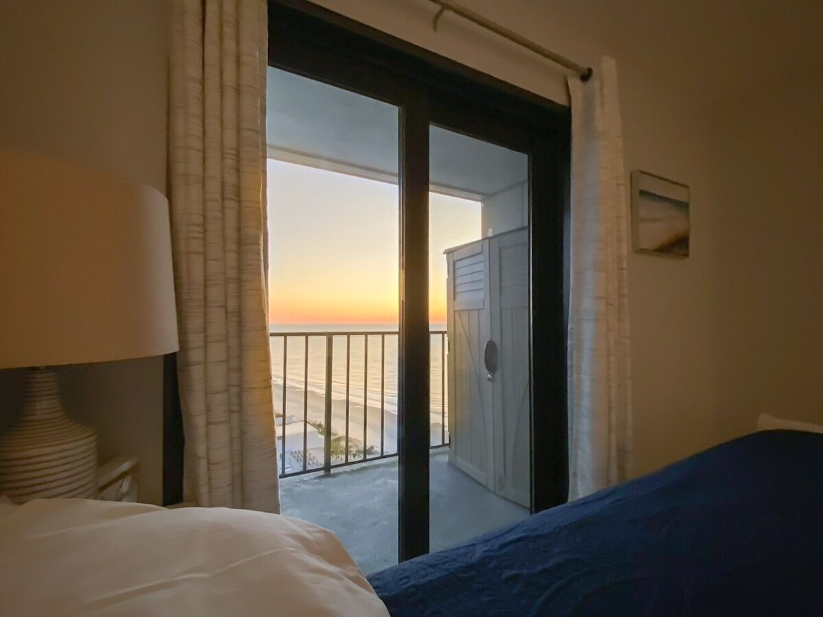 Penthouse at the Beach, Beach, Beach! Stunning ocean views & king sized bed!